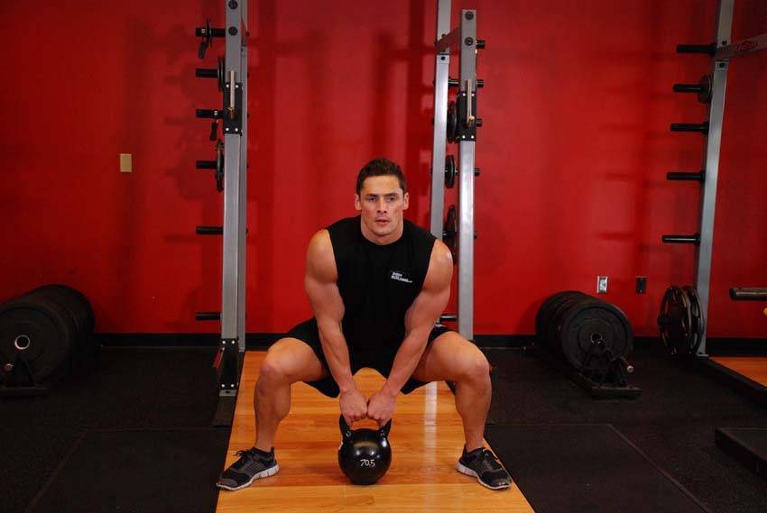 Tirón alto con kettlebell: posición inicial