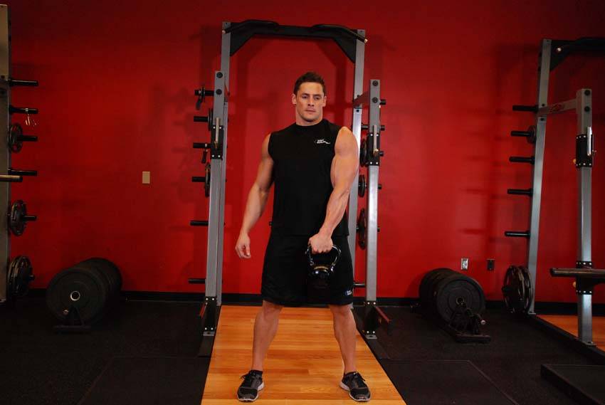 Swing con kettlebell: posición inicial